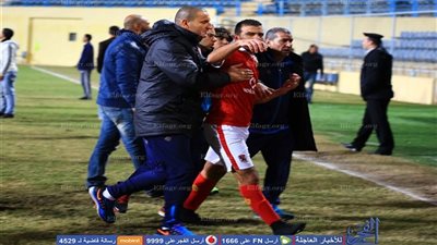 حارس الأهلي يتدخل لتهدئة ثورة عماد متعب وإعادته للتدريب
