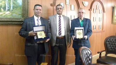 هندسة المنصورة تكرم اثنين من اساتذتها لتميزهم  (صور)