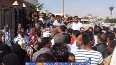 العشرات من اهالى جنوب سيناء يتظاهرو لتلاعب المحافظة فى تخصيص شقق الاسكان