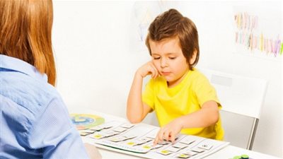 دراسة.. تحسين مهارات الآباء يخفف من درجة التوحد لدى أطفالهم