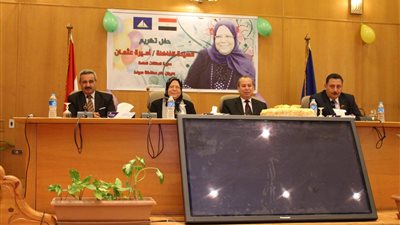 محافظ دمياط يكرم مديرة إدارة العلاقات العامة بديوان المحافظة لبلوغها سن المعاش (صور)