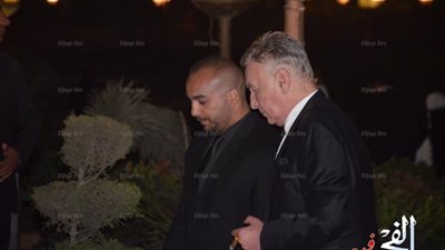 عزت أبوعوف وبطرس دانيال يصلان عزاء 