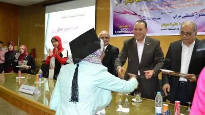 رئيس جامعة قناة السويس يكرم 30 متفوق بالمراحل التعليمية (صور)