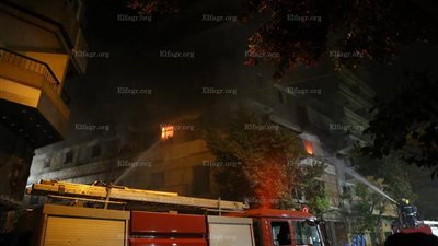 النيران تشتعل بالطابق الثالث من عقار 