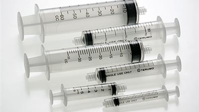 رئيس المستشفى الجامعي بأسيوط ينفي تصريحات منى مينا بشأن السرنجات