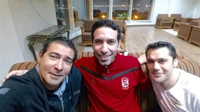 لأول مرة منذ إعتزاله..أبوتريكة يعود للكرة في الأهلي مع أساطير الكرة المصرية (صور)