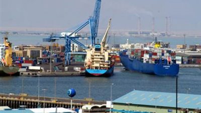 انتظام حركة السفن وعمليات الشحن والتفريغ بعد فتح بوغاز ميناء الإسكندرية 