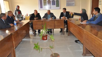 رئيس جامعة المنيا يجتمع بعميد ورؤساء الأقسام بالتربية النوعية 