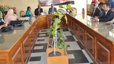 رئيس جامعة المنيا يلتقي مع أعضاء هيئة التدريس بكلية الألسن