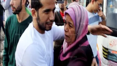أحد الشباب المُفرج عنهم بالبحيرة بين أحضان والدته 
