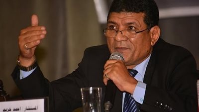  خبير اقتصادي:  الحكومة أدمنت على الإقتراض