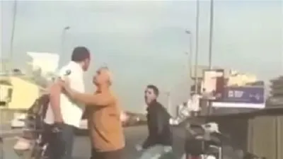 مشاجرة بين مصريين في الشارع وخليجي يشجعهما على 