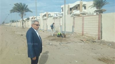  التمهيد لزرع 85 عمود إنارة بطريق بورسعيد دمياط (صور)