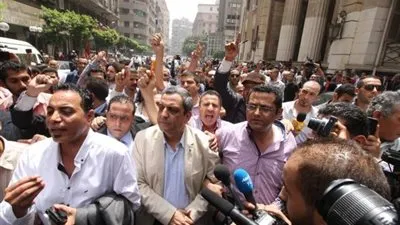 فقهاء قانون: 3 سيناريوهات تنتظر نقيب الصحفيين بعد الحكم بحبسه عامين (تقرير)