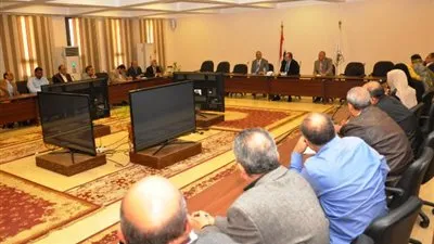 محافظ بني سويف يناقش إجراءات لترشيد الإنفاق 
