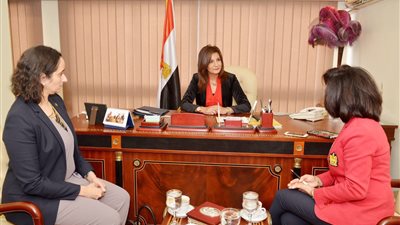 وزيرة الهجرة تلتقي وفدا من النواب لبحث مشاكل المصريين بالخارج