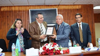 آداب المنصورة تنظم ندوهةبعنوان 