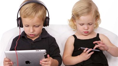 استخدام الأطفال للموبايلات يعرضهم لخطر سرطان الدماغ 