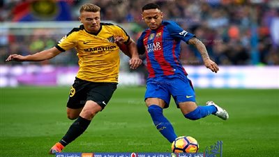 بالفيديو.. طرد ظالم لمدافع مالاجا أمام برشلونة