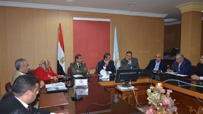 محافظ كفرالشيخ يستعرض المشروعات القومية للشباب (صور)