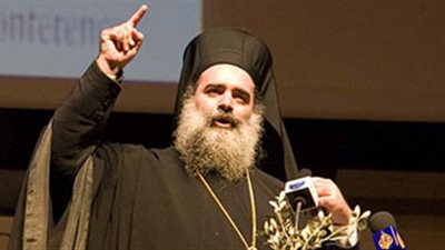 مطران القدس: من يزعجه أذان المساجد وأجراس الكنائس فليرحل