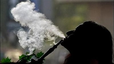 محكمة الأسرة تُسقط حضانة أم عن أبنائها بالكويت.. والسبب شيشة!