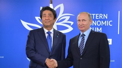 رئيس الوزراء الياباني يعرب عن أمله في توقيع معاهدة سلام مع روسيا