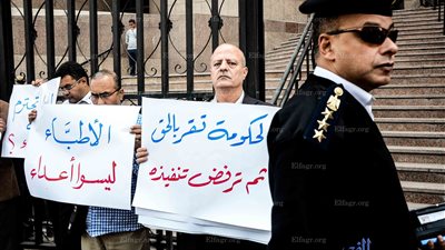 الأطباء ينظمون وقفة أمام مجلس الدولة للمطالبة بزيادة بدل العدوى (صور)