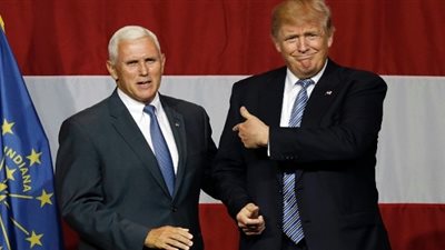 نائب ترامب يتعرض لهجوم لاذع أثناء حضوره عرض مسرحي