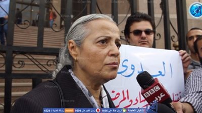 الأطباء ينظمون وقفة على سلم مجلس الدولة للمطالبة بزيادة بدل العدوى (فيديو)