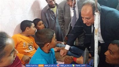 محافظ البحيرة يطمئن على التلاميذ المصابين بأبوحمص (صور)