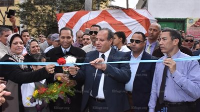 محافظ البحيرة يفتتح 5 منافذ لبيع منتجات مدرسة 