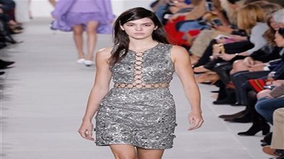 إطلالة أنيقة ومفعمة بالأنوثة من فساتين شتاء 2017 (صور)