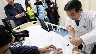 صيني يبتكر طريقة لإخراج الحصى من كلى زوجته.. بعدما عجز الطب عن علاجها (صور)