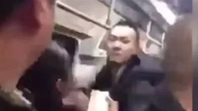 رد فعل شاب بصقت عليه حبيبته امام ركاب القطار (فيديو)