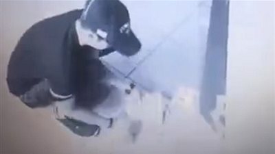 ماكينة صرف معطلة تمنح شاب محظوظ أوراق مالية دون توقف (فيديو)