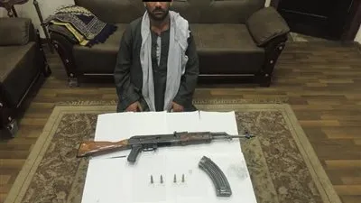ضبط  عامل وبحوزته بندقية آليه و4 طلقات بمنشأة ناصر  