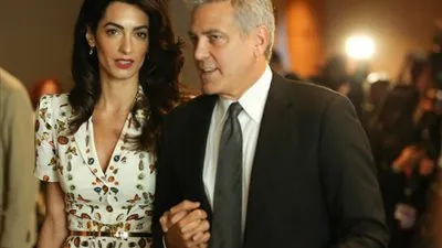 أمل كلوني تهاجم ترامب.. يضع مكانة أمريكا في خطر