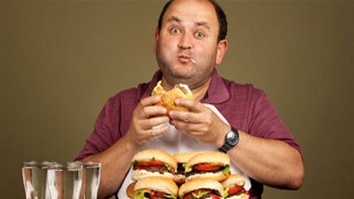 تحذير: الإفراط في تناول الطعام يزيد خطر الإصابة بأمراض الكبد