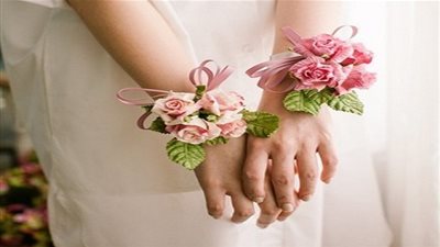 أساور الورد الطبيعي لإطلالة أنيقة في ليلة العمر (صور)