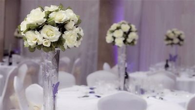 تجنبي تلف زينة زفافك مع فازات الورد الصناعي (صور)