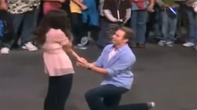 شاب يصيب صديقته بالذهول بسبب عرض زواج خيالي (فيديو)