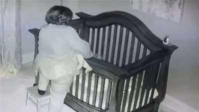 كاميرا المراقبة تلتقط أغرب حادثة بين جدّةٍ وحفيدها (فيديو)