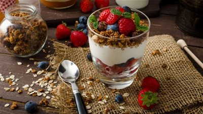 طريقة تحضير كوب زبادي بالتوت 