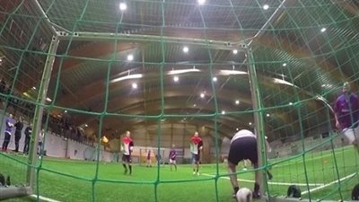 شاهد.. فريقان مخموران يخوضان مباراة كروية والنتيجة مذهلة