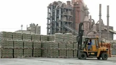 تأجيل دعاوى لعودة عمال شركة أسمنت بنى سويف للعمل لـ27 ديسمبر