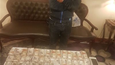 ضبط عاطل سرق ٩٠٠ ألف جنيه من سيارة أستاذة جامعية بالمقطم