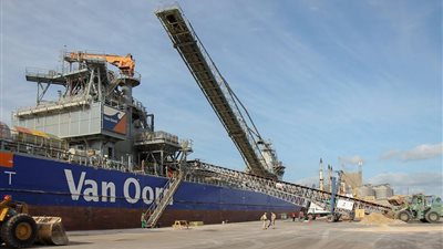 23 سفينة في انتظار الدخول لميناء دمياط 