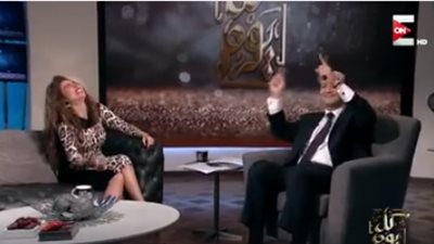 عمرو أديب يرقص مع مي عزالدين على أنغام 