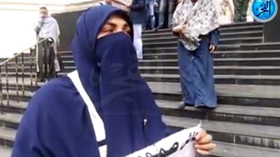 سيدة تصرخ على سلالم 